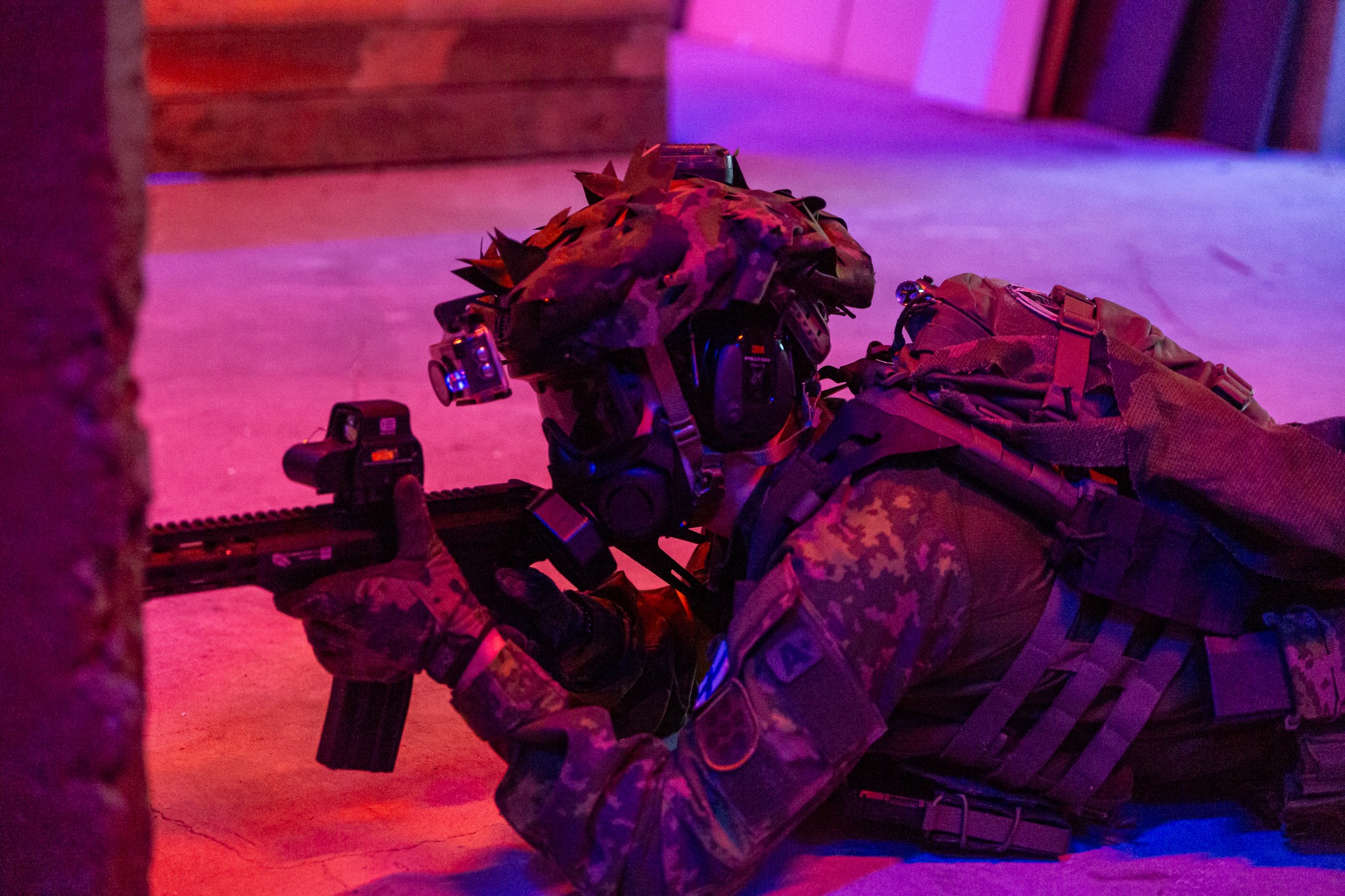 Taktinen peli neonvaloissa – kuva: Julius Rantanen