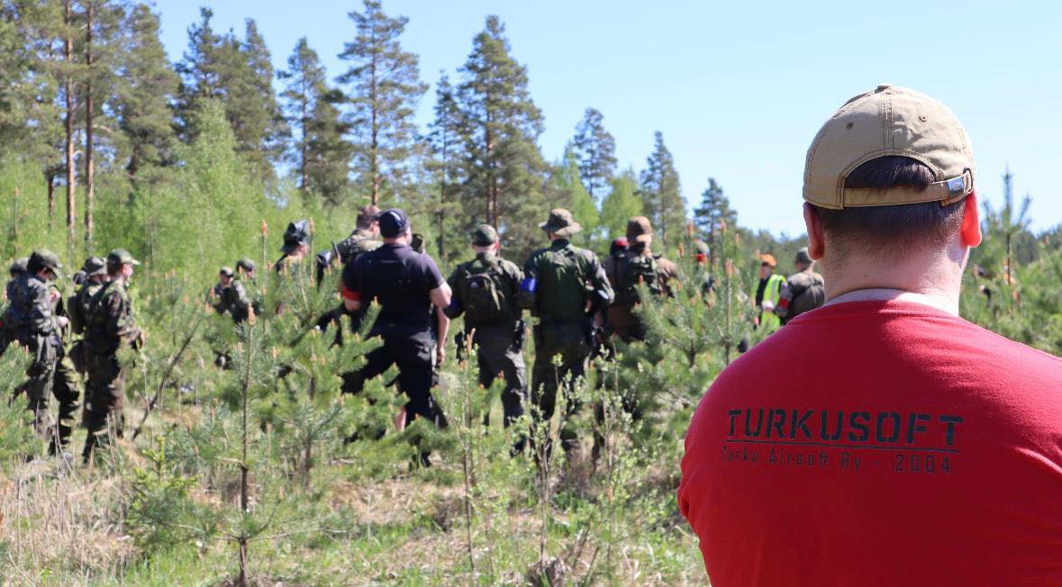 Turkusoft metsäpeli – pelinvetäjä seuraa pelaajia