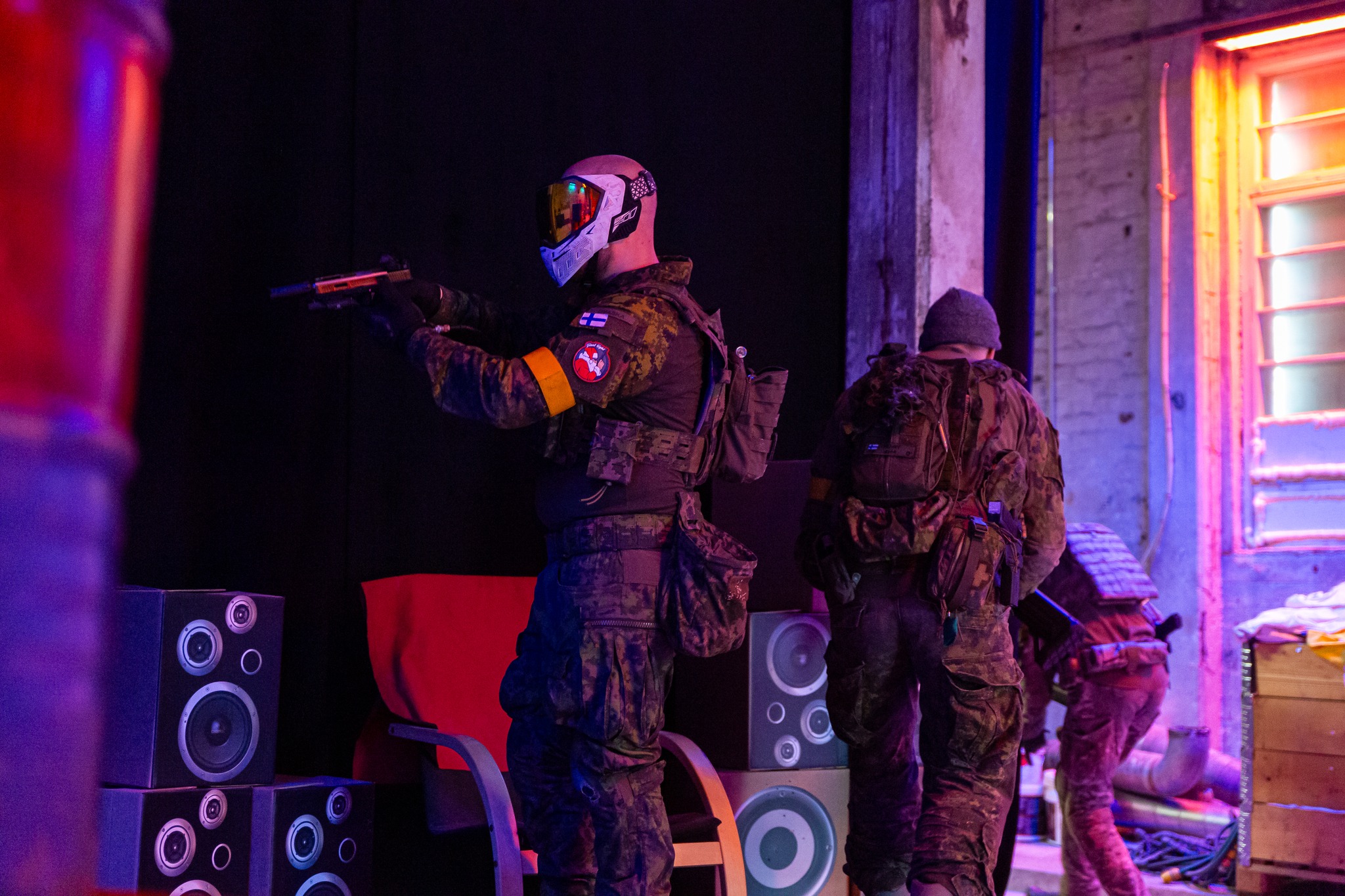 CQB-peli Tiilitehtaalla neonvaloissa – kuva: Julius Rantanen